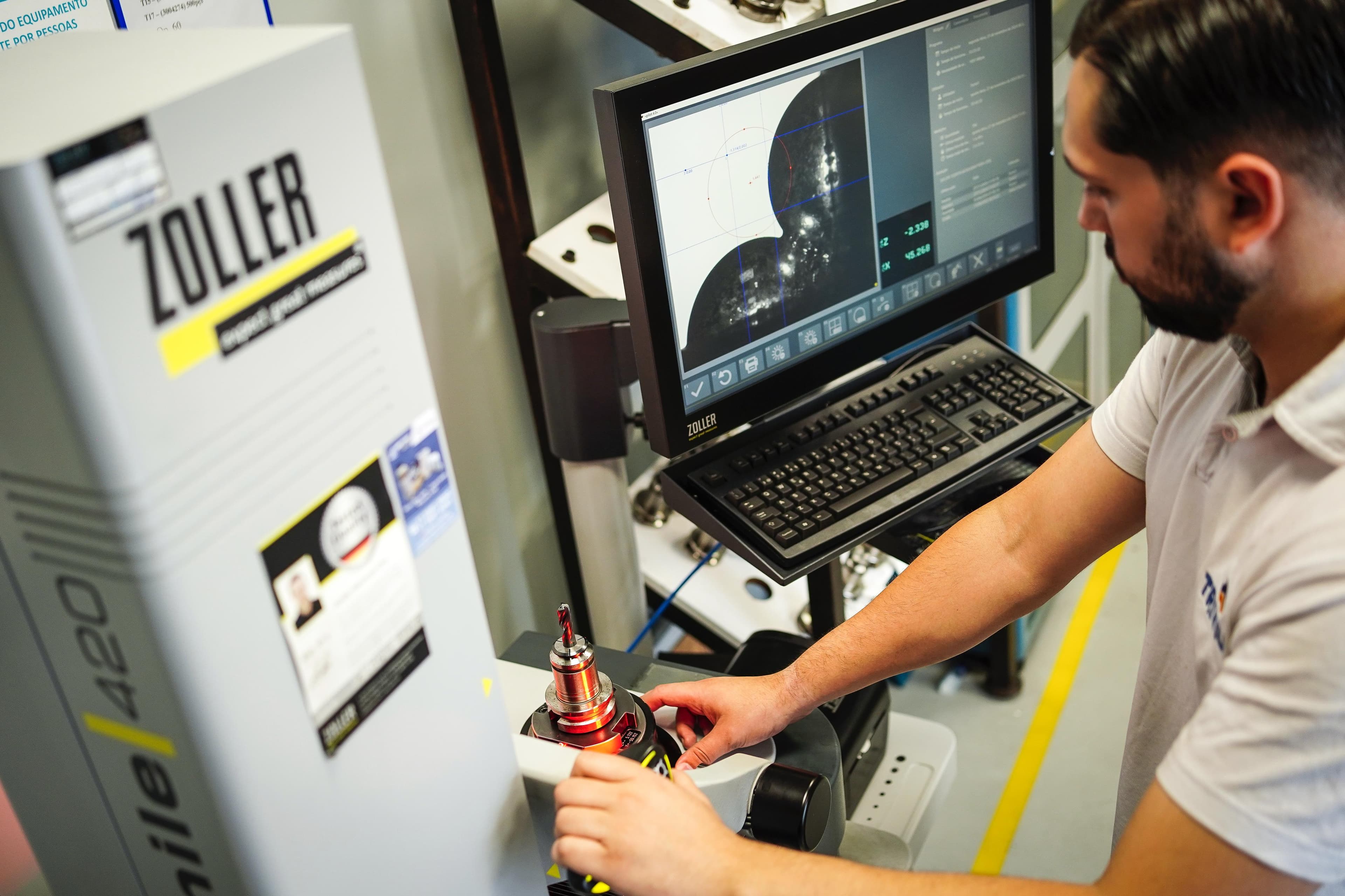 Profissional operando equipamento Zoller