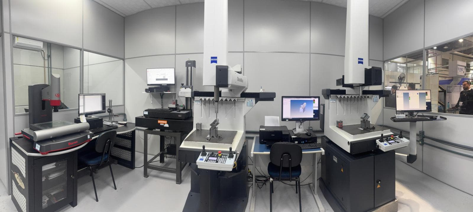 Setor de qualidade da Trivium, com modernos equipamentos de medição, como as máquinas Zeiss, para garantir a precisão das peças usinadas.